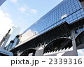 京都駅ビルを見上げる