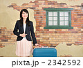出発(旅行)する女性
