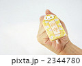 お守りを持つシニアの手