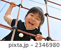 公園の遊具で元気に遊ぶ女の子