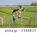 牧場　田園風景　外国人の子供　牛　オランダ