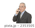 携帯電話で話す中高年シニア男性