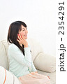 スマートフォンで話す女性