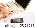 パソコンと手W01