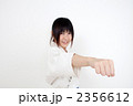 空手の練習をする女性