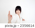 空手の練習をする女性