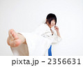 空手の練習をする女性