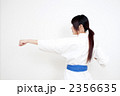 空手の練習をする女性