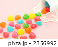 カップからこぼれるハートの飴