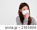 咳をする女性