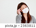 マスクをする女性