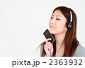 音楽を聞く女性