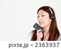 音楽を聞く女性