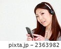 音楽を聞く女性