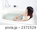 入浴する女性