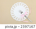 フォークとレースペーパー