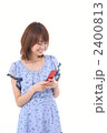 メールする若い女性