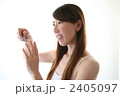 爪を切る女性