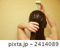 シャワーを浴びる女性