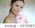 花を持つ女性　モデル：らん