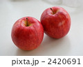 2個の赤いりんご