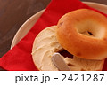 クリームチーズを塗ったプレーンベーグル