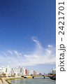 川と街と青空