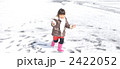 雪遊びをする女の子