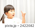 指折り数える女の子（室内）