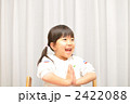 合掌する女の子（室内）