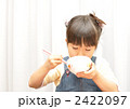 ご飯を食べる女の子（お茶碗）