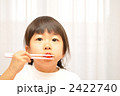 ソーセージを食べる女の子