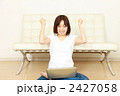 自宅でパソコンを使う女性