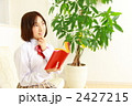 考える女子高生