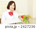 考える女子高生