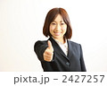 サムアップをするビジネスウーマン