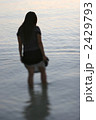 竹富島の夕方　海に入る女の子