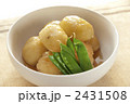 新じゃがと絹サヤの煮物