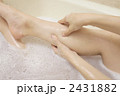 素材ナンバー 2431882 : 「足を揉む女性の手」