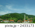 サラエボの郊外のミナレットがある山村
