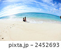 与論島のビーチでくつろぐ親子