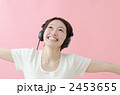 音楽を聴く女性