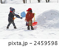 雪で遊ぶ幼い兄妹