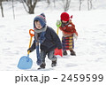 雪で遊ぶ幼い兄妹