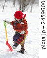 雪で遊ぶ2歳の女の子