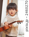 リビングで遊ぶ1歳女児