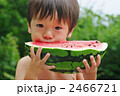スイカを食べる子供