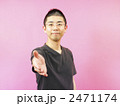 握手を求める男性