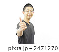 親指を立てる男性