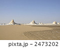 白砂漠の岩山と砂紋